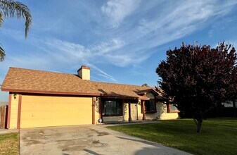 6024 Billabong Ct in Bakersfield, CA - Foto de edificio - Building Photo
