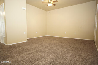 8685 N Loop Dr in El Paso, TX - Building Photo - Building Photo