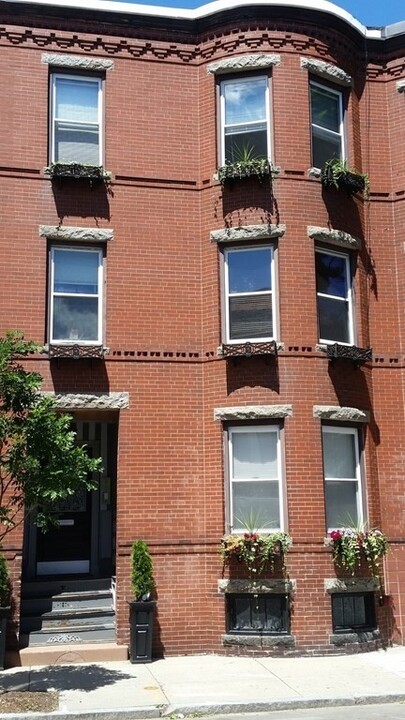 54 Saxton St in Boston, MA - Building Photo