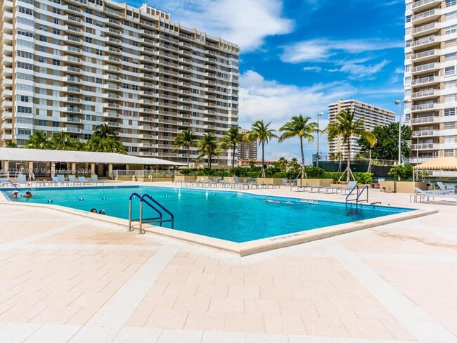 1965 S Ocean Dr, Unit 2A in Hallandale Beach, FL - Building Photo - Building Photo