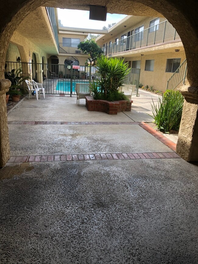 property at 318 W Chevy Chase Dr