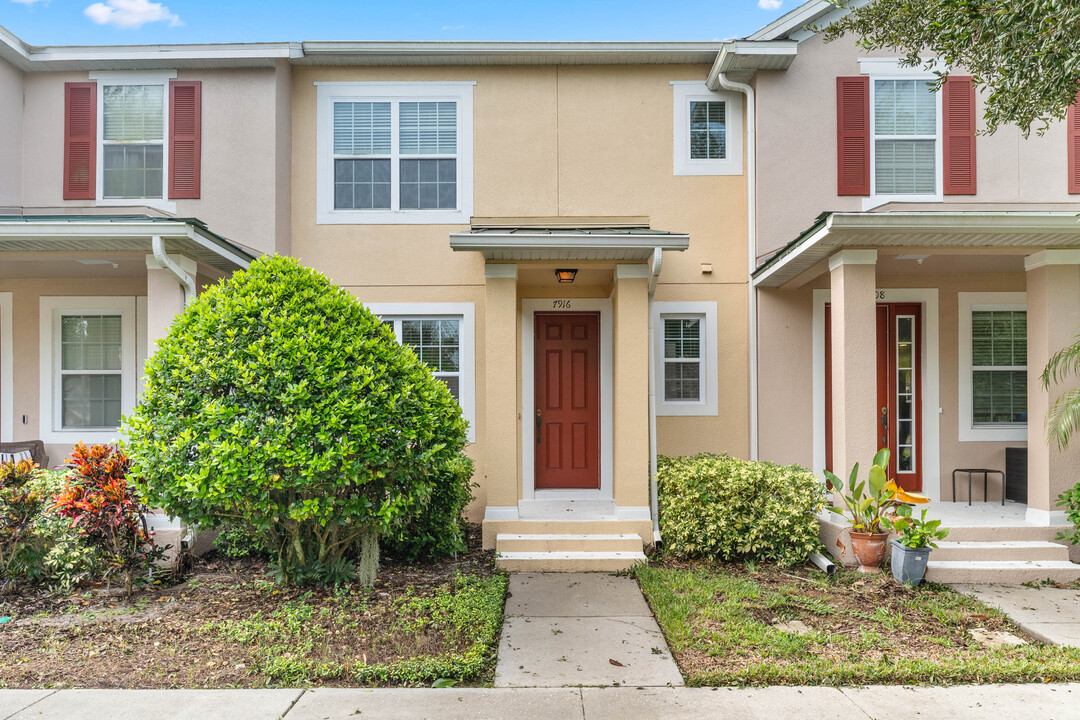 7916 Edgewood Forest Dr in Orlando, FL - Foto de edificio