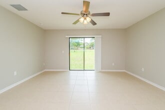 8349 Silverbell Loop in Brooksville, FL - Foto de edificio - Building Photo