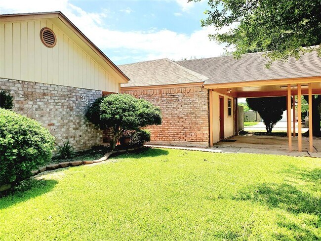 3827 Monmouth Ln in Pasadena, TX - Building Photo - Building Photo