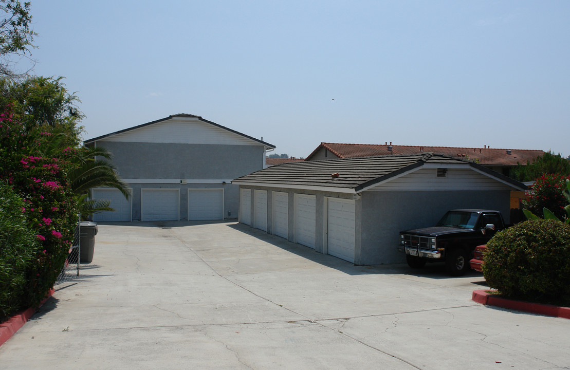 205 Cedar Rd in Vista, CA - Building Photo