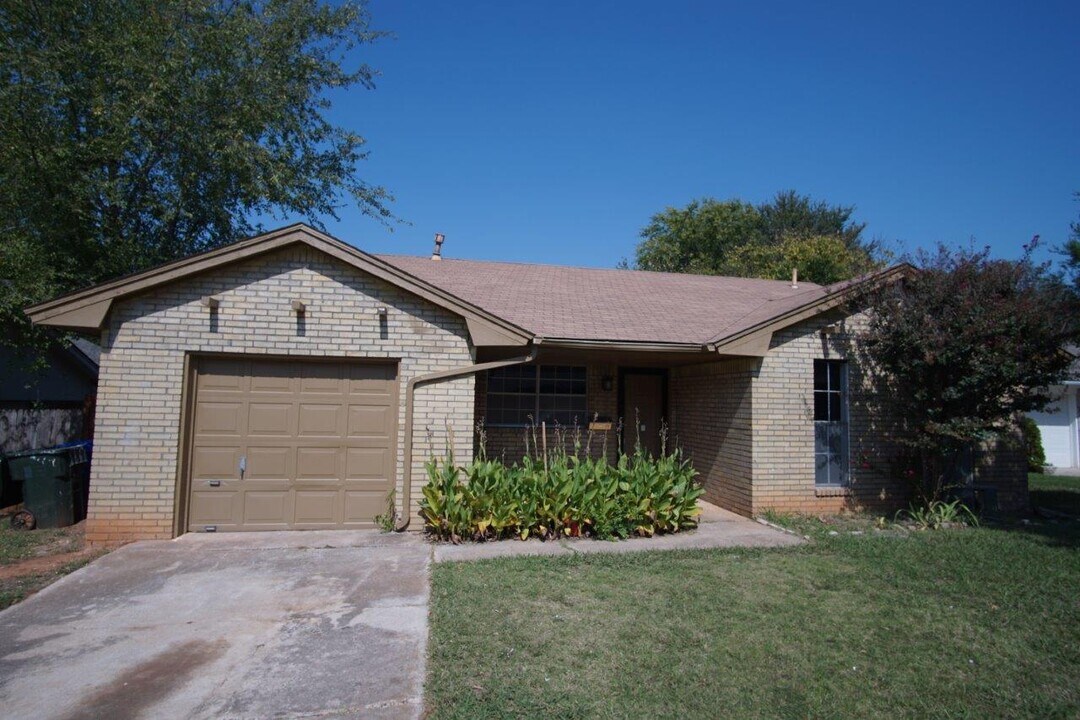 2035 Allenhurst St in Norman, OK - Building Photo