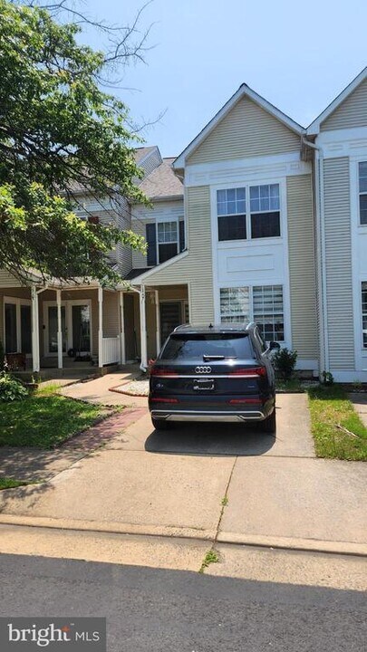 13107 Misty Glen Ln in Fairfax, VA - Building Photo