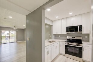 851 NE 209th Terrace in Miami, FL - Building Photo
