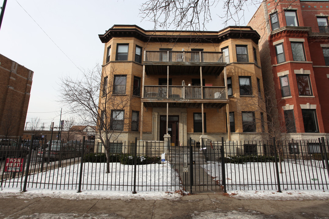 5200 N Winthrop Ave in Chicago, IL - Building Photo