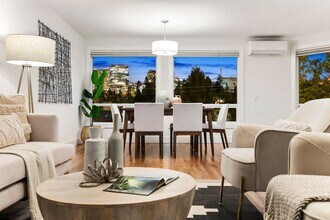 9817 SE Shoreland Dr in Bellevue, WA - Building Photo - Building Photo