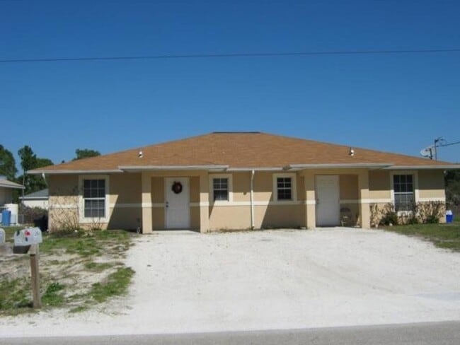 1416-1418 W 12th St in Lehigh Acres, FL - Building Photo - Building Photo