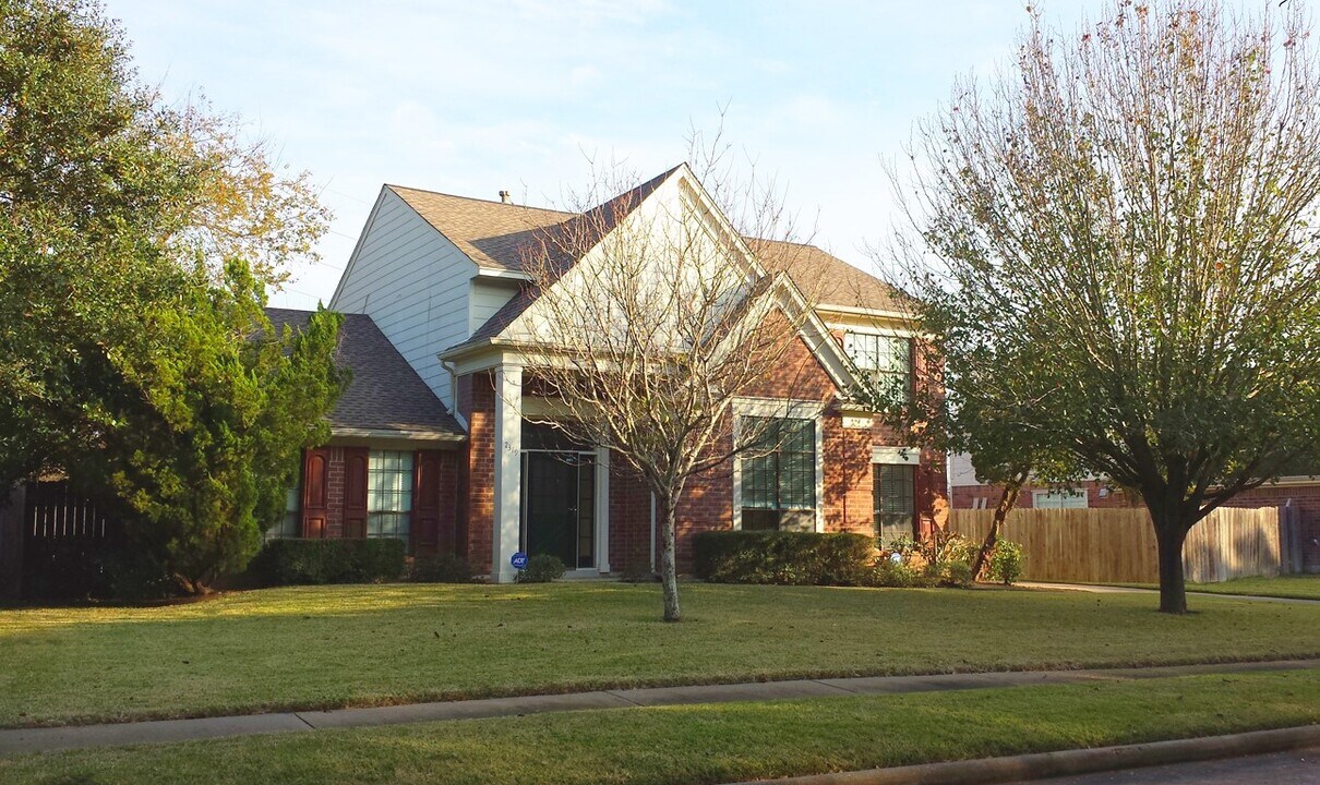 2319 Mill Creek Dr in Sugar Land, TX - Building Photo