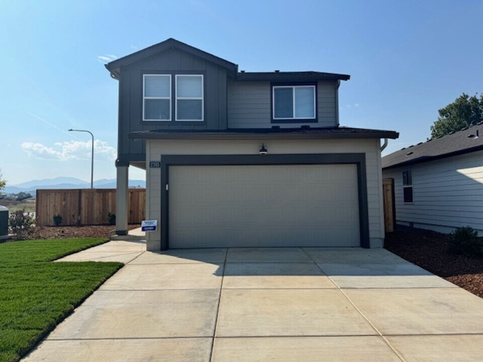 2705 Addysen Pk Wy in Medford, OR - Building Photo