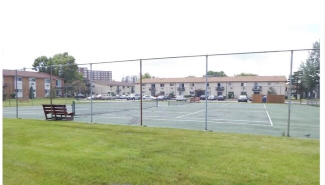 8852 N Leslie Ln, Unit 2D in Des Plaines, IL - Building Photo - Building Photo