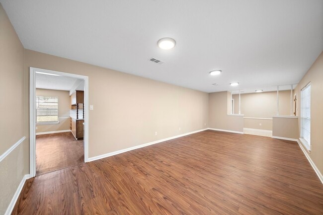 1104 Hillcrest Dr in Conroe, TX - Building Photo - Building Photo