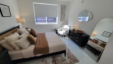 1182 W 32nd St, Unit A3 in Hialeah, FL - Foto de edificio - Building Photo