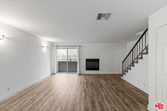 1040 N Gardner St-Unit -9 in West Hollywood, CA - Building Photo - Building Photo