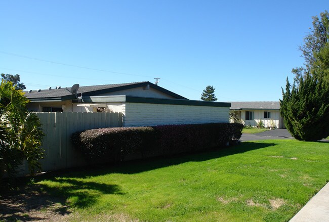 1053 Meadowlake Dr in Vista, CA - Foto de edificio - Building Photo