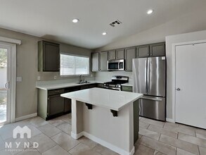 423 Regal Robin Way in North Las Vegas, NV - Building Photo - Building Photo