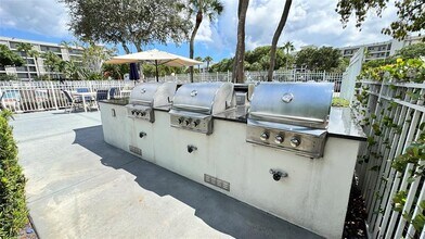 2650 S Course Dr, Unit 401 in Pompano Beach, FL - Foto de edificio - Building Photo