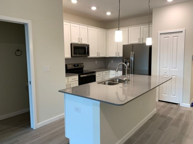 9890 Red Eagle Dr in Orlando, FL - Building Photo - Building Photo