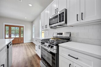 204 Booker T Washington St in Conroe, TX - Building Photo - Building Photo