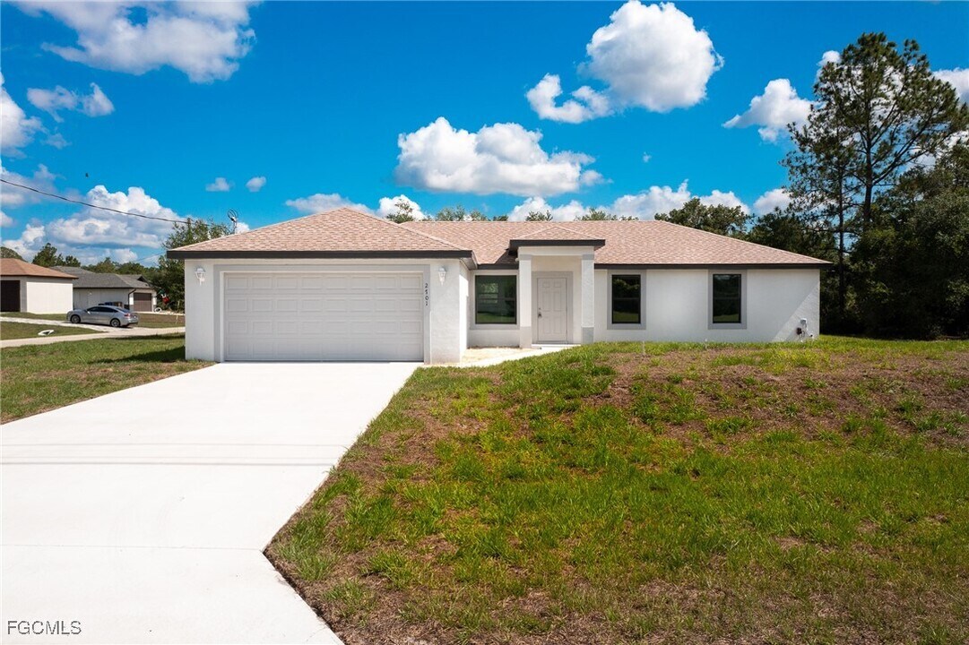 2701 E 18th St in Lehigh Acres, FL - Building Photo