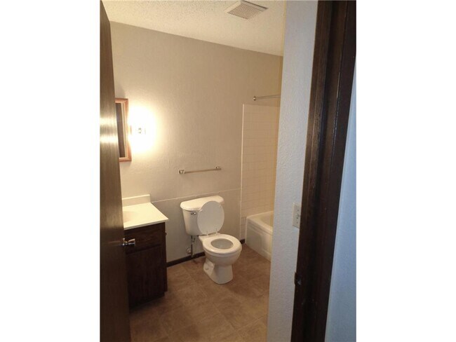 208 14th Ave NE-Unit -14 in Waseca, MN - Building Photo - Building Photo