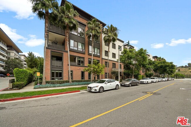 12534 W Fielding Circle in Los Angeles, CA - Building Photo - Building Photo