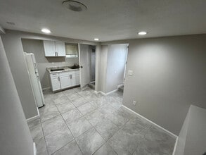 4042 Delta St, Unit Downstairs in San Diego, CA - Foto de edificio - Building Photo