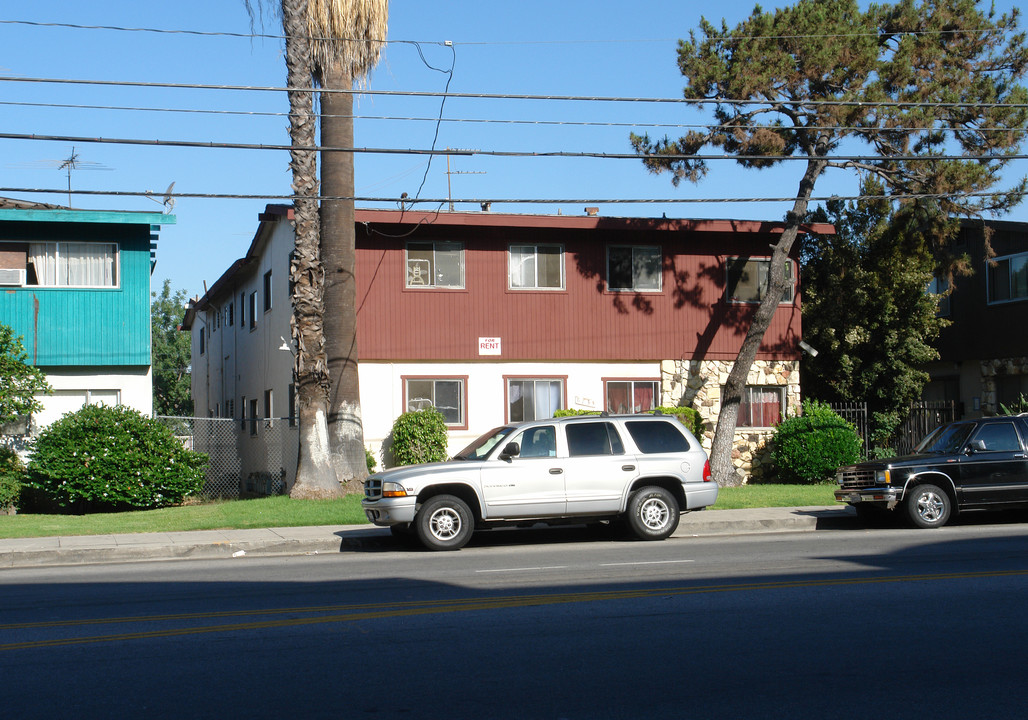 6735 Whitsett Ave in North Hollywood, CA - Foto de edificio