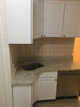 4 Adella Pl, Unit 41 in Boston, MA - Foto de edificio - Building Photo