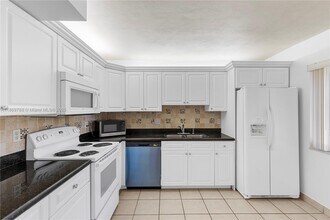 301 Lakeview Dr in Weston, FL - Building Photo - Building Photo