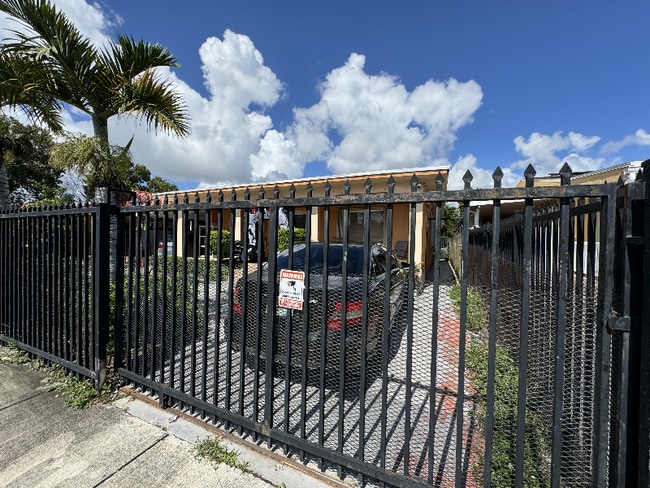 property at 117 E 18th St