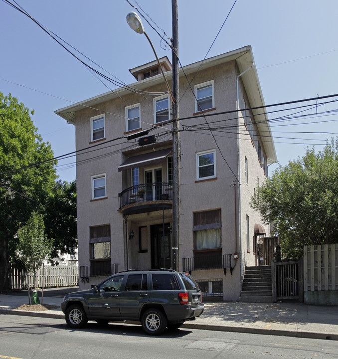 233 Sand Ln in Staten Island, NY - Building Photo