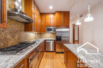 3249 W Evergreen Ave, Unit 2F in Chicago, IL - Foto de edificio - Building Photo