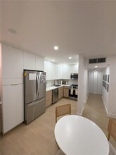 7927 SW 104th St in Miami, FL - Foto de edificio - Building Photo