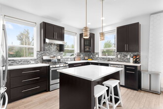 5690 W 38th Ave in Wheat Ridge, CO - Foto de edificio - Building Photo