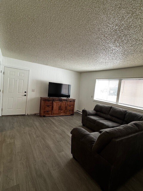 12250 Ellen Ave, Unit Apartment 3 in Anchorage, AK - Foto de edificio - Building Photo