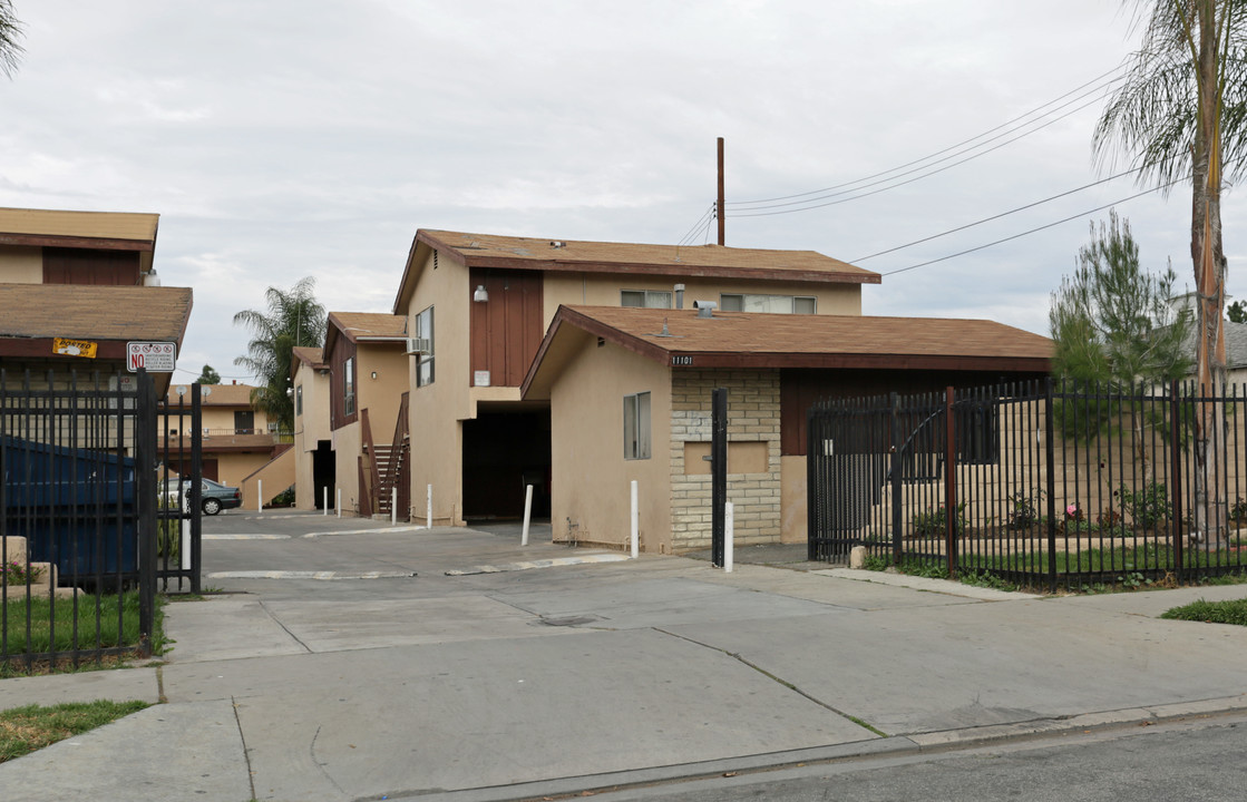 Rambling Rose in Norwalk, CA - Foto de edificio
