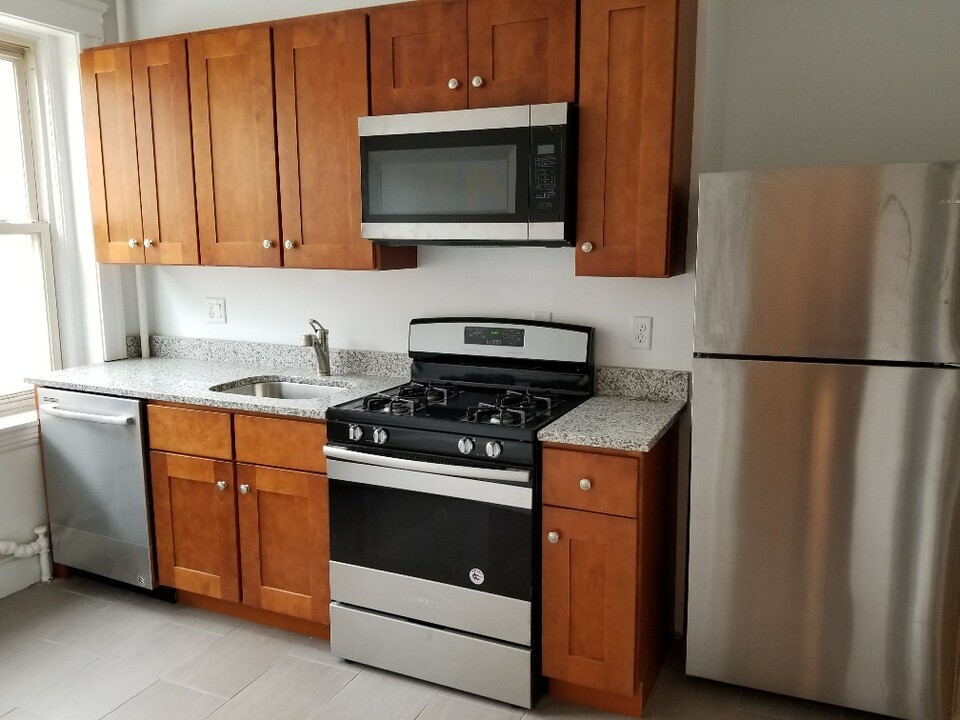 241 Freeman St, Unit 3 in Brookline, MA - Building Photo