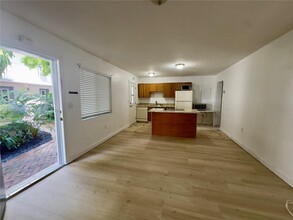 3242 Mary St, Unit S115 in Miami, FL - Building Photo - Building Photo