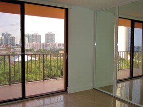 210-174 174th St in Sunny Isles Beach, FL - Foto de edificio - Building Photo