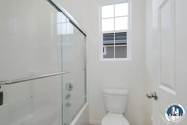 28468 Sunflower St in Highland, CA - Foto de edificio - Building Photo