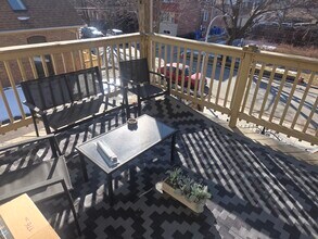 2557 W Superior St, Unit 2 in Chicago, IL - Foto de edificio - Building Photo