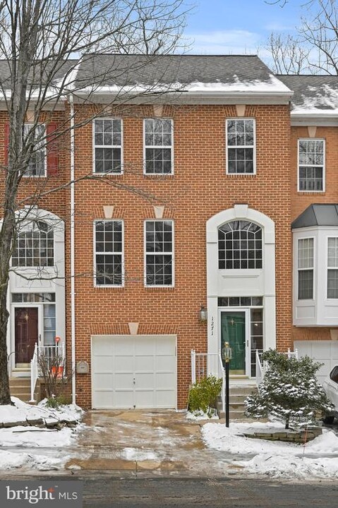 1271 Wild Hawthorn Way in Reston, VA - Building Photo