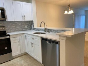 1885 Palm Cove Blvd in Delray Beach, FL - Foto de edificio - Building Photo