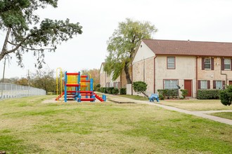 Bryton Hill Manor in Pasadena, TX - Building Photo - Building Photo