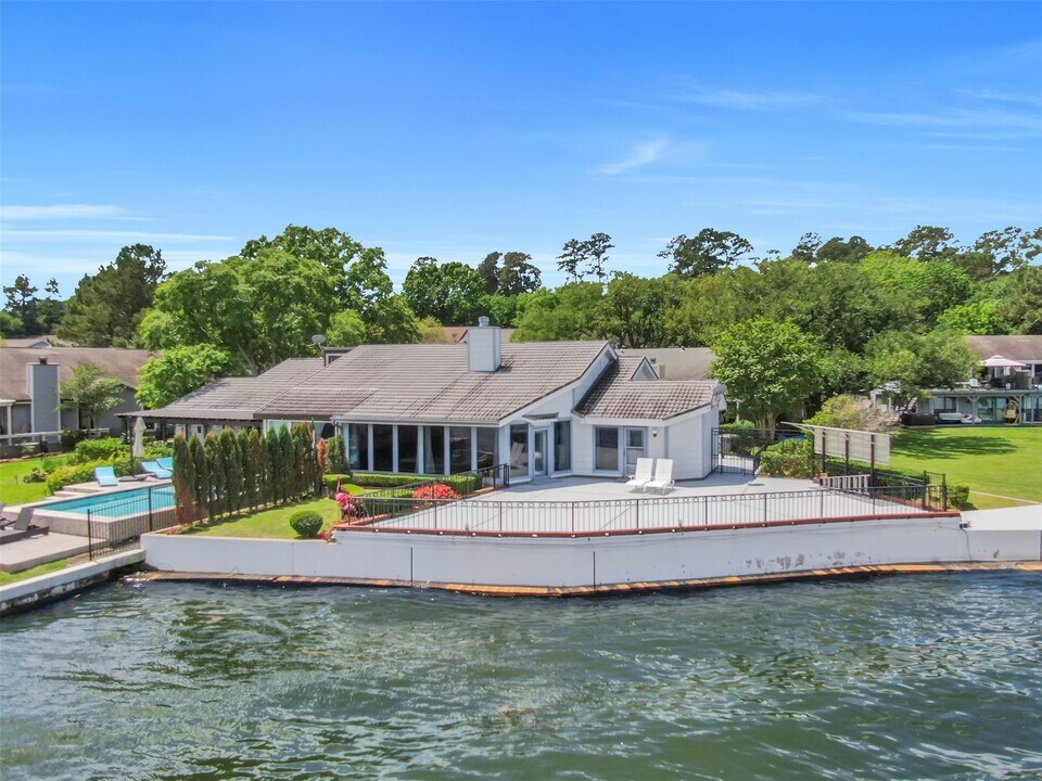 35 Lakeview Village in Montgomery, TX - Building Photo