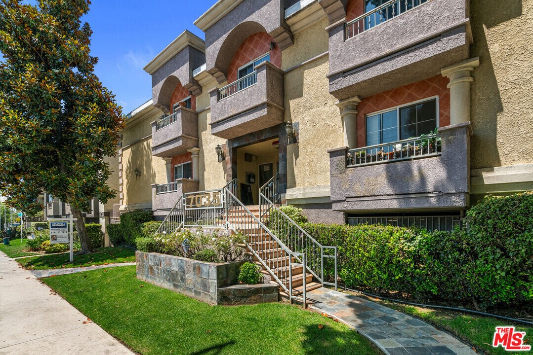 7035 Woodley Ave in Los Angeles, CA - Building Photo